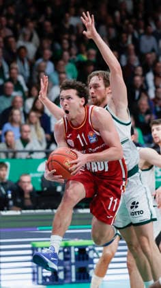 Im Bild: v.li. Brae Ivey (Wuerzburg Baskets, 11) gegen Marco Hollersbacher (VET-CONCEPT Gladiators Trier, 9) 01.04.2026, VET-CONCEPT Gladiators Trier - Fitness First Wuerzburg Baskets, easyCredit BBL, 27. Spieltag, Deutschland, Trier, SWT-Arena, Copyright: HMBxMedia xJulienxBecker