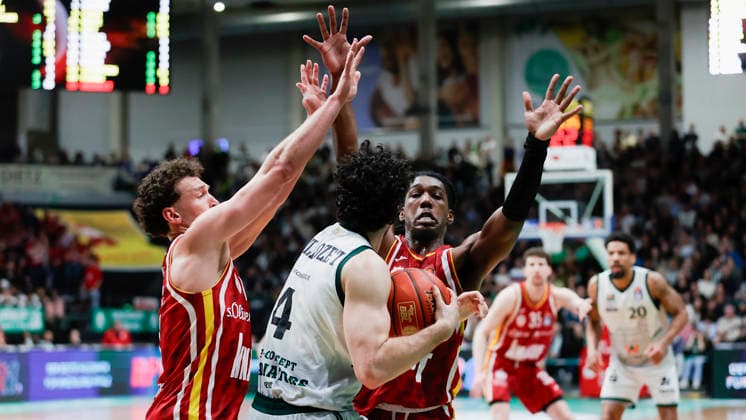Im Bild: v.li. Brae Ivey (Wuerzburg Baskets, 11) und Marcus Carr(Wuerzburg Baskets, 5) gegen Clay Guillozet (VET-CONCEPT Gladiators Trier, 4) 01.04.2026, VET-CONCEPT Gladiators Trier - Fitness First Wuerzburg Baskets, easyCredit BBL, 27. Spieltag, Deutschland, Trier, SWT-Arena, Copyright: HMBxMedia xJulienxBecker