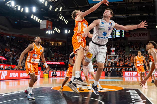 easyCredit BBL: Ratiopharm Ulm vs. Syntainics MBC; 01.04.2026 Ulm, GERMANY - 01. April 2026: Tobias Jensen (Ratiopharm Ulm, 7) verteidigt den Korb gegen S. Reaves (Syntainics MBC, 31) und foult diesen während dem Spiel zwischen der Ratiopharm Ulm und den Syntainics MBC am 27. Spieltag der easyCredit BBL in der ratiopharm Arena Ulm. Copyright: xBEAUTIFULxSPORTS Steinx