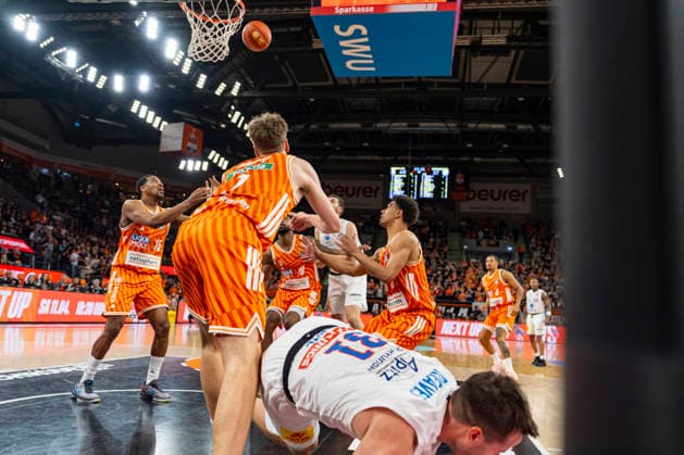 easyCredit BBL: Ratiopharm Ulm vs. Syntainics MBC; 01.04.2026 Ulm, GERMANY - 01. April 2026: S. Reaves (Syntainics MBC, 31) stürzt bei einem Foul durch Tobias Jensen (Ratiopharm Ulm, 7) unter dem Korb während dem Spiel zwischen der Ratiopharm Ulm und den Syntainics MBC am 27. Spieltag der easyCredit BBL in der ratiopharm Arena Ulm. Copyright: xBEAUTIFULxSPORTS Steinx