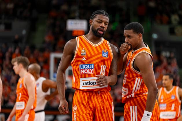 easyCredit BBL: Ratiopharm Ulm vs. Syntainics MBC; 01.04.2026 Ulm, GERMANY - 01. April 2026: Malik Osborne (Ratiopharm Ulm, 10)und Justin Simon (Ratiopharm Ulm, 15) stimmen sich ab während dem Spiel zwischen der Ratiopharm Ulm und den Syntainics MBC am 27. Spieltag der easyCredit BBL in der ratiopharm Arena Ulm. Copyright: xBEAUTIFULxSPORTS Steinx