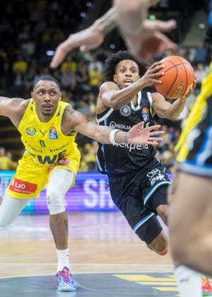 Oldenburg, Niedersachsen, DEU, 01.04.2026, Ross Williams (rechts, Veolia Towers Hamburg) und Kyle Lofton (links, EWE Baskets Oldenburg). EWE Baskets Oldenburg vs. Veolia Towers Hamburg. Basketball. 1. Basketball-Bundesliga Saison 2025 2026, 27. Spieltag, Grosse EWE Arena. EWE Baskets Oldenburg vs. Veolia Towers Hamburg