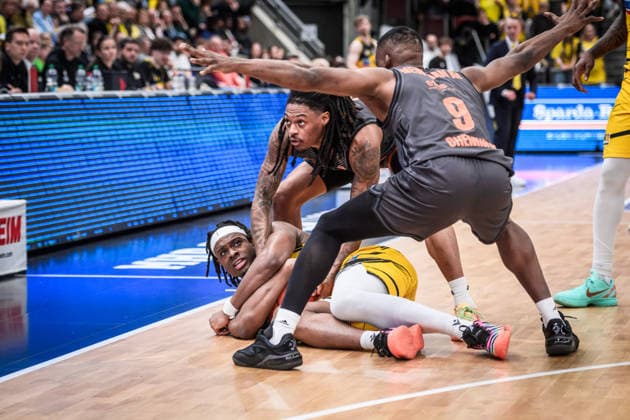 Keeshawn Kellman (MHP RIESEN Ludwigsburg, 32) - (Boden-) Kampf um den Ball mit Nike Sibande (Niners Chemnitz, 02) und John Newman III (Niners Chemnitz, 09) GER, MHP Riesen Ludwigsburg vs. Niners Chemnitz, Basketball Bundesliga, easycredit BBL, 27. Spieltag, Spielzeit 2025 2026, 01.04.2026 GER, MHP Riesen Ludwigsburg vs. Niners Chemnitz, Basketball Bundesliga, easycredit BBL, 27. Spieltag, Spielzeit 2025 2026, 01.04.2026 Ludwigsburg Copyright: xSandyxDinkelackerx EP_SDR