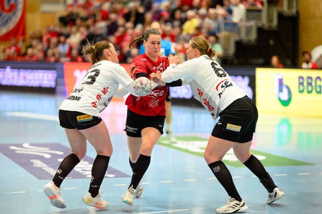 Csenge Kuczora (Thueringer HC, 59) geht durch Zoe Stens (BSV Sachsen Zwickau, 73) und Laura Szabo (BSV Sachsen Zwickau, 06) durch. GER, Thueringer HC gegen BSV Sachsen Zwickau, Handball, Alsco Handball Bundesliga Frauen, 20. Spieltag, Saison 2025 2026, 01.04.2026 GER, Thueringer HC gegen BSV Sachsen Zwickau, Handball, Alsco Handball Bundesliga Frauen, 20. Spieltag, Saison 2025 2026, 01.04.2026 Bad Langensalza Copyright: xEibner-Pressefoto MartinxHerbstx EP_MHT