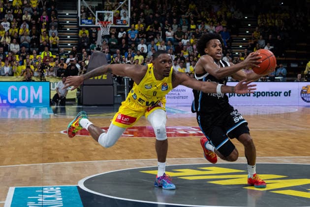 GER, Basketball, easy Credit- BBL, EWE Baskets Oldenburg vs Veolia Towers Hamburg 01.04.2026, EWE Arena, Oldenburg, GER, easy Credit-BBL, EWE Baskets Oldenburg vs Veolia Towers Hamburg, im Bild Ross WILLIAMS ( Veolia Towers Hamburg 34 ) Kyle LOFTON ( EWE Baskets Oldenburg 0 )