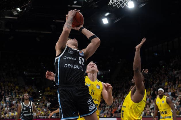 GER, Basketball, easy Credit- BBL, EWE Baskets Oldenburg vs Veolia Towers Hamburg 01.04.2026, EWE Arena, Oldenburg, GER, easy Credit-BBL, EWE Baskets Oldenburg vs Veolia Towers Hamburg, im Bild Zacharie PERRIN ( Veolia Towers Hamburg 52 ) Seth HINRICHS ( EWE Baskets Oldenburg 21 ) Chris CLEMONS ( EWE Baskets Oldenburg 3 )