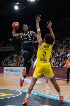 GER, Basketball, easy Credit- BBL, EWE Baskets Oldenburg vs Veolia Towers Hamburg 01.04.2026, EWE Arena, Oldenburg, GER, easy Credit-BBL, EWE Baskets Oldenburg vs Veolia Towers Hamburg, im Bild Leonard THORPE JR. ( Veolia Towers Hamburg 2 ) Nicholas TISCHLER ( EWE Baskets Oldenburg 11 )