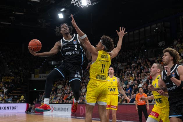 GER, Basketball, easy Credit- BBL, EWE Baskets Oldenburg vs Veolia Towers Hamburg 01.04.2026, EWE Arena, Oldenburg, GER, easy Credit-BBL, EWE Baskets Oldenburg vs Veolia Towers Hamburg, im Bild Leonard THORPE JR. ( Veolia Towers Hamburg 2 ) Nicholas TISCHLER ( EWE Baskets Oldenburg 11 )