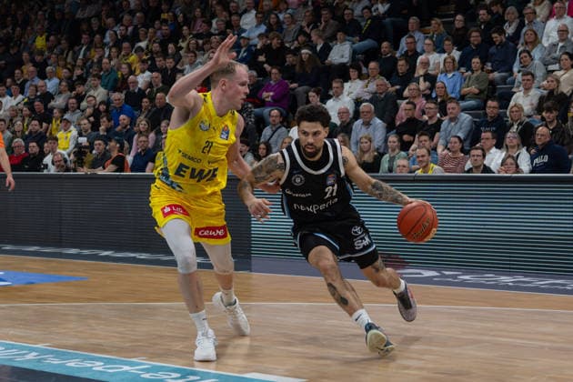 GER, Basketball, easy Credit- BBL, EWE Baskets Oldenburg vs Veolia Towers Hamburg 01.04.2026, EWE Arena, Oldenburg, GER, easy Credit-BBL, EWE Baskets Oldenburg vs Veolia Towers Hamburg, im Bild Devon DANIELS ( Veolia Towers Hamburg 21 ) Seth HINRICHS ( EWE Baskets Oldenburg 21 )