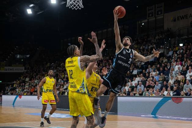 GER, Basketball, easy Credit- BBL, EWE Baskets Oldenburg vs Veolia Towers Hamburg 01.04.2026, EWE Arena, Oldenburg, GER, easy Credit-BBL, EWE Baskets Oldenburg vs Veolia Towers Hamburg, im Bild Devon DANIELS ( Veolia Towers Hamburg 21 ) Michale KYSER ( EWE Baskets Oldenburg 12 ) Seth HINRICHS ( EWE Baskets Oldenburg 21 )