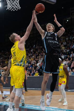 GER, Basketball, easy Credit- BBL, EWE Baskets Oldenburg vs Veolia Towers Hamburg 01.04.2026, EWE Arena, Oldenburg, GER, easy Credit-BBL, EWE Baskets Oldenburg vs Veolia Towers Hamburg, im Bild Zsombor MARONKA ( Veolia Towers Hamburg 5 ) Seth HINRICHS ( EWE Baskets Oldenburg 21 )
