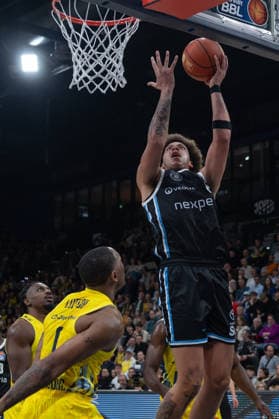 GER, Basketball, easy Credit- BBL, EWE Baskets Oldenburg vs Veolia Towers Hamburg 01.04.2026, EWE Arena, Oldenburg, GER, easy Credit-BBL, EWE Baskets Oldenburg vs Veolia Towers Hamburg, im Bild Zacharie PERRIN ( Veolia Towers Hamburg 52 ) Kyle LOFTON ( EWE Baskets Oldenburg 0 )