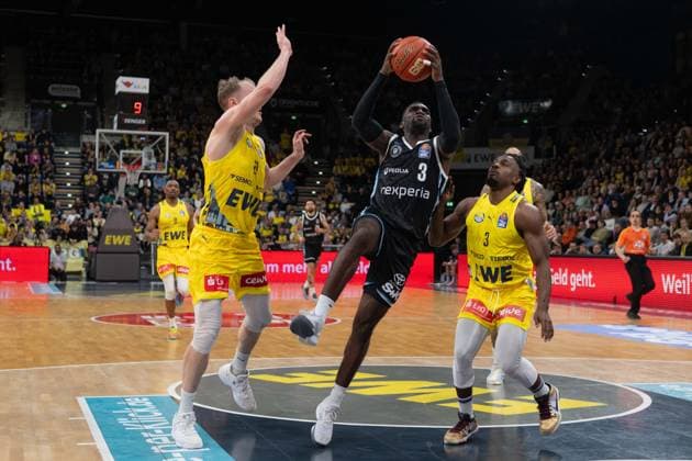 GER, Basketball, easy Credit- BBL, EWE Baskets Oldenburg vs Veolia Towers Hamburg 01.04.2026, EWE Arena, Oldenburg, GER, easy Credit-BBL, EWE Baskets Oldenburg vs Veolia Towers Hamburg, im Bild Osaro RICH ( Veolia Towers Hamburg 3 ) Seth HINRICHS ( EWE Baskets Oldenburg 21 ) Chris CLEMONS ( EWE Baskets Oldenburg 3 )