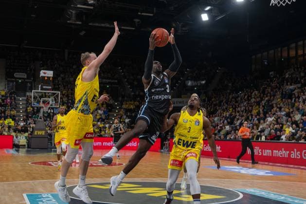GER, Basketball, easy Credit- BBL, EWE Baskets Oldenburg vs Veolia Towers Hamburg 01.04.2026, EWE Arena, Oldenburg, GER, easy Credit-BBL, EWE Baskets Oldenburg vs Veolia Towers Hamburg, im Bild Osaro RICH ( Veolia Towers Hamburg 3 ) Seth HINRICHS ( EWE Baskets Oldenburg 21 ) Chris CLEMONS ( EWE Baskets Oldenburg 3 )