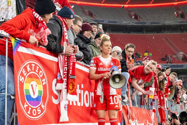 Siegesjubel nach dem 2:1, FC Bayern Frauen. Linda Dallmann 10 (FC Bayern Muenchen) bei den Fans am Zaun, FC Bayern Frauen - Manchester United, ManU Fussball, Champions League Viertelfinale Rueckspiel, 01.04.2026 DFB regulations prohibit any use of photographs as image sequences and or quasi-video Muenchen Bayern Deutschland
