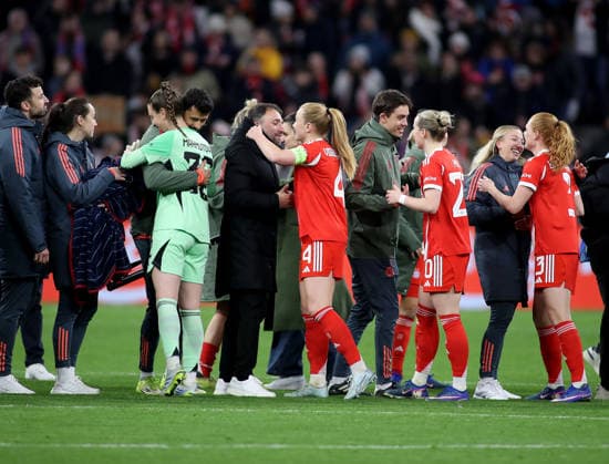 Fussball, Frauen, Frauen Champions League, Viertelfinale Rückspiel, Saison 2025 2026, FC Bayern München - Manchester United, ManU Allianz Arena Jose Barcala, Trainer (FC Bayern München) (li.) mit Glodis Perla Viggosdottir (FC Bayern München) (re.) dankbar nach dem Spiel