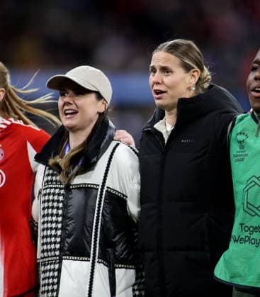 Fussball, Frauen, Frauen Champions League, Viertelfinale Rückspiel, Saison 2025 2026, FC Bayern München - Manchester United, ManU Allianz Arena Sarah Zadrazil (FC Bayern München) (li.) mit Klara Bühl Buehl (FC Bayern München) (re.) beim Feiern nach dem Spiel in Zivil