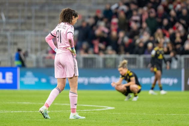 Phallon Tullis-Joyce 91 Manchester United, ManU Women), enttaeuscht, traurig ueber das verlorene Spiel, FC Bayern Frauen - Manchester United, Fussball, Champions League Viertelfinale Rueckspiel, 01.04.2026 DFB regulations prohibit any use of photographs as image sequences and or quasi-video Muenchen Bayern Deutschland