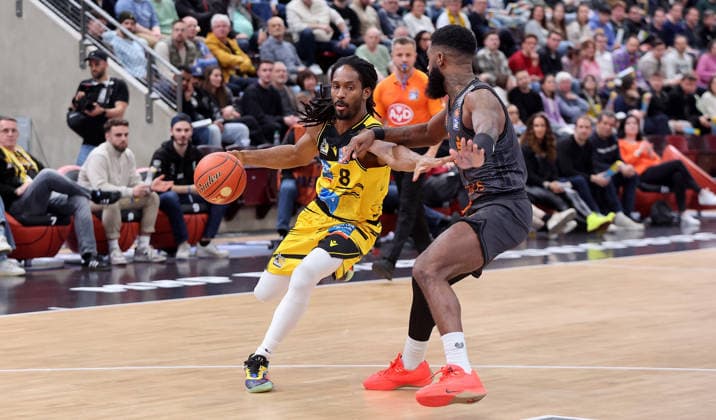 Ludwigsburg , easyCredit Basketball Bundesliga MHP Riesen Ludwigsburg vs. Niners Chemnitz , von links: Terrell Harris ( Riesen ) Corey Davis ( Chem )