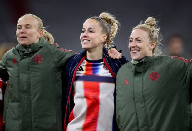 Fussball, Frauen, Frauen Champions League, Viertelfinale Rückspiel, Saison 2025 2026, FC Bayern München - Manchester United, ManU Allianz Arena Pernille Harder (FC Bayern München) mit Magdalena Eriksson (FC Bayern München) und Carolin Simon (FC Bayern München) (v.l.n.r.) nach dem Spiel beim Feiern