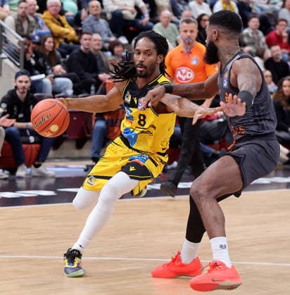 Ludwigsburg , easyCredit Basketball Bundesliga MHP Riesen Ludwigsburg vs. Niners Chemnitz , von links: Terrell Harris ( Riesen ) Corey Davis ( Chem )