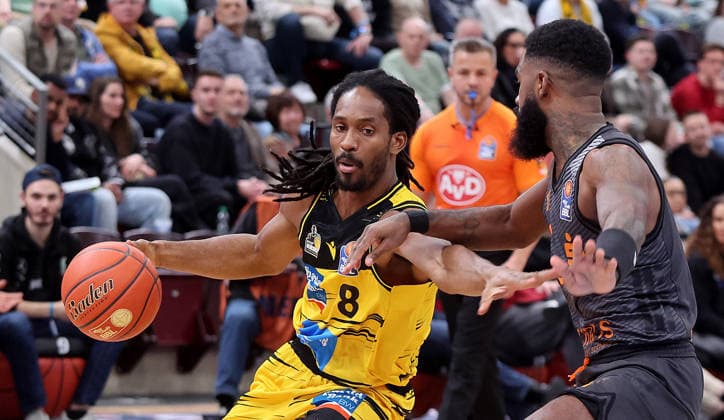 Ludwigsburg , easyCredit Basketball Bundesliga MHP Riesen Ludwigsburg vs. Niners Chemnitz , von links: Terrell Harris ( Riesen ) Corey Davis ( Chem )
