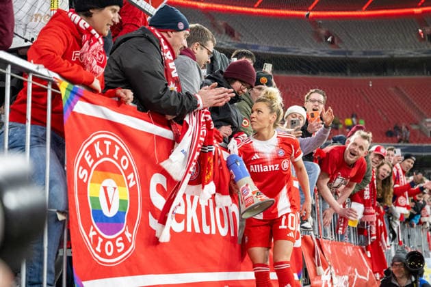 Siegesjubel nach dem 2:1, FC Bayern Frauen. Linda Dallmann 10 (FC Bayern Muenchen) bei den Fans am Zaun, FC Bayern Frauen - Manchester United, ManU Fussball, Champions League Viertelfinale Rueckspiel, 01.04.2026 DFB regulations prohibit any use of photographs as image sequences and or quasi-video Muenchen Bayern Deutschland