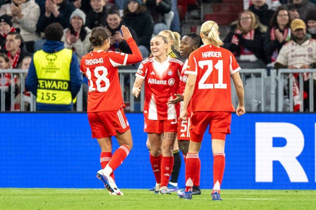 Siegesjubel nach dem 2:1, Momoko Tanikawa 18 (FC Bayern Muenchen), Georgia Stanway 31 (FC Bayern Muenchen), Bernadette Kakounan 15 (FC Bayern Muenchen), Pernille Harder 21 (FC Bayern Muenchen), FC Bayern Frauen - Manchester United, ManU Fussball, Champions League Viertelfinale Rueckspiel, 01.04.2026 DFB regulations prohibit any use of photographs as image sequences and or quasi-video Muenchen Bayern Deutschland