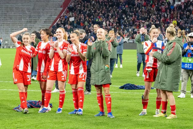 Siegesjubel nach dem 2:1, FC Bayern Frauen. Georgia Stanway 31 (FC Bayern Muenchen), Momoko Tanikawa 18 (FC Bayern Muenchen), Stine Ballisager Pedersen 3 (FC Bayern Muenchen), Arianna Caruso 27 (FC Bayern Muenchen), Pernille Harder 21 (FC Bayern Muenchen), Giulia Gwinn 7 (FC Bayern Muenchen), Carolin Simon 30 (FC Bayern Muenchen), FC Bayern Frauen - Manchester United, ManU Fussball, Champions League Viertelfinale Rueckspiel, 01.04.2026 DFB regulations prohibit any use of photographs as image sequences and or quasi-video Muenchen Bayern Deutschland