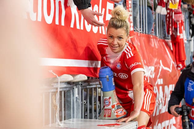 Siegesjubel nach dem 2:1, FC Bayern Frauen. Linda Dallmann 10 (FC Bayern Muenchen) bei den Fans am Zaun, steigt hoch, FC Bayern Frauen - Manchester United, ManU Fussball, Champions League Viertelfinale Rueckspiel, 01.04.2026 DFB regulations prohibit any use of photographs as image sequences and or quasi-video Muenchen Bayern Deutschland