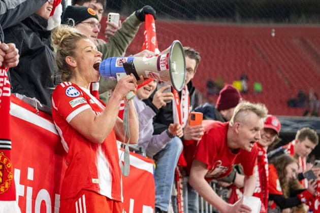 Siegesjubel nach dem 2:1, FC Bayern Frauen. Linda Dallmann 10 (FC Bayern Muenchen) bei den Fans am Zaun, schreit ins Megaphone, FC Bayern Frauen - Manchester United, ManU Fussball, Champions League Viertelfinale Rueckspiel, 01.04.2026 DFB regulations prohibit any use of photographs as image sequences and or quasi-video Muenchen Bayern Deutschland