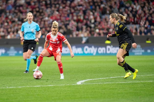 Linda Dallmann (10 FC Bayern) und Lisa Naalsund (16 Manchester) in Aktion beim UEFA Womens Champions League Spiel FC Bayern München Manchester United, ManU am 01.04.2026. München Allianz Arena Bayern Deutschland