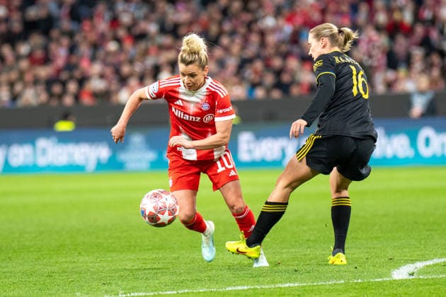 Linda Dallmann (10 FC Bayern) und Lisa Naalsund (16 Manchester) in Aktion beim UEFA Womens Champions League Spiel FC Bayern München Manchester United, ManU am 01.04.2026. München Allianz Arena Bayern Deutschland