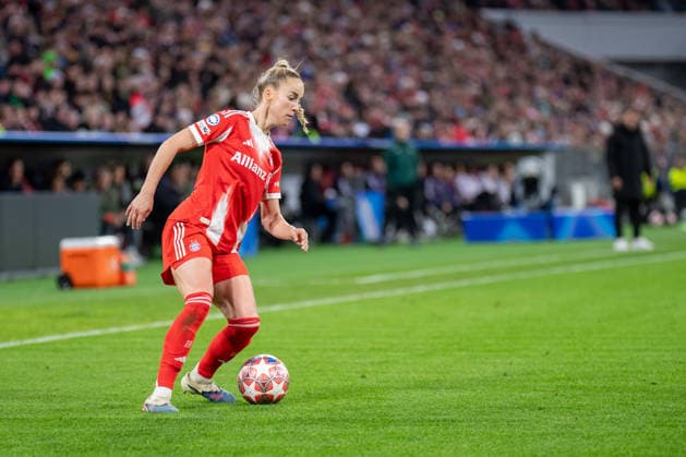 Giulia Gwinn (7 FC Bayern) in Aktion beim UEFA Womens Champions League Spiel FC Bayern München Manchester United, ManU am 01.04.2026. München Allianz Arena Bayern Deutschland