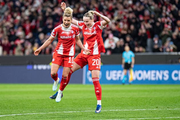Linda Dallmann (10 FC Bayern) und Franziska Kett (20 Bayern) jubeln über das Tor zum 2-1 beim UEFA Womens Champions League Spiel FC Bayern München Manchester United, ManU am 01.04.2026. München Allianz Arena Bayern Deutschland