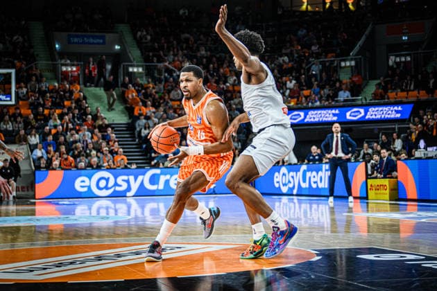 Neu Ulm, Deutschland, 01.04.26: Justin Simon (ratiopharm ulm) und Marcus Foster (Syntainics MBC) im Zweikampf waehrend des Basketball Bundesliga Spiels zwischen ratiopharm ulm vs Syntainics MBC in der ratiopharm Arena am 01. April 2026 in Neu Ulm, Deutschland. (Foto von Harry Langer DeFodi Images) ratiopharm Arena, Germany, 01.04.26: Justin Simon (ratiopharm ulm) und Marcus Foster (Syntainics MBC) battle for the ball during the Basketball Bundesliga match between ratiopharm ulm vs Syntainics MBC at Neu Ulm on April 1, 2026 in ratiopharm Arena, Germany. (Photo by Harry Langer DeFodi Images) (Photo by Harry Langer DeFodi Images) -