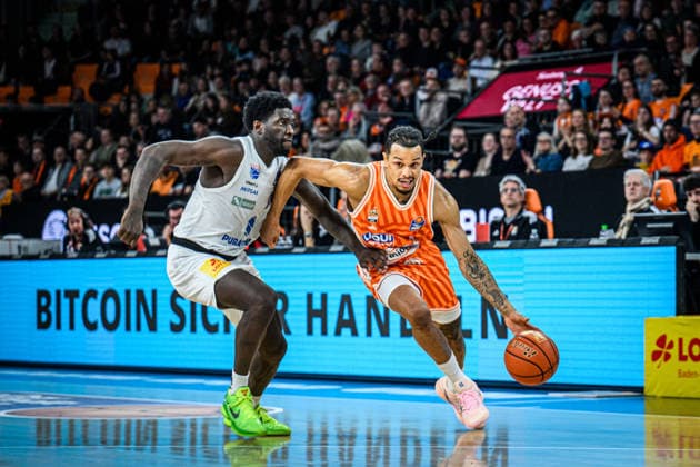 Neu Ulm, Deutschland, 01.04.26: Marcus Foster (Syntainics MBC) und Nelson Weidemann (ratiopharm ulm) im Zweikampf waehrend des Basketball Bundesliga Spiels zwischen ratiopharm ulm vs Syntainics MBC in der ratiopharm Arena am 01. April 2026 in Neu Ulm, Deutschland. (Foto von Harry Langer DeFodi Images) ratiopharm Arena, Germany, 01.04.26: Marcus Foster (Syntainics MBC) und Nelson Weidemann (ratiopharm ulm) battle for the ball during the Basketball Bundesliga match between ratiopharm ulm vs Syntainics MBC at Neu Ulm on April 1, 2026 in ratiopharm Arena, Germany. (Photo by Harry Langer DeFodi Images) (Photo by Harry Langer DeFodi Images) -