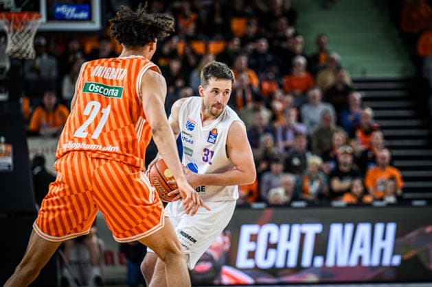 Neu Ulm, Deutschland, 01.04.26: Alec Anigbata (ratiopharm ulm) und Spencer Reaves (Syntainics MBC) im Zweikampf waehrend des Basketball Bundesliga Spiels zwischen ratiopharm ulm vs Syntainics MBC in der ratiopharm Arena am 01. April 2026 in Neu Ulm, Deutschland. (Foto von Harry Langer DeFodi Images) ratiopharm Arena, Germany, 01.04.26: Alec Anigbata (ratiopharm ulm) und Spencer Reaves (Syntainics MBC) battle for the ball during the Basketball Bundesliga match between ratiopharm ulm vs Syntainics MBC at Neu Ulm on April 1, 2026 in ratiopharm Arena, Germany. (Photo by Harry Langer DeFodi Images) (Photo by Harry Langer DeFodi Images) -