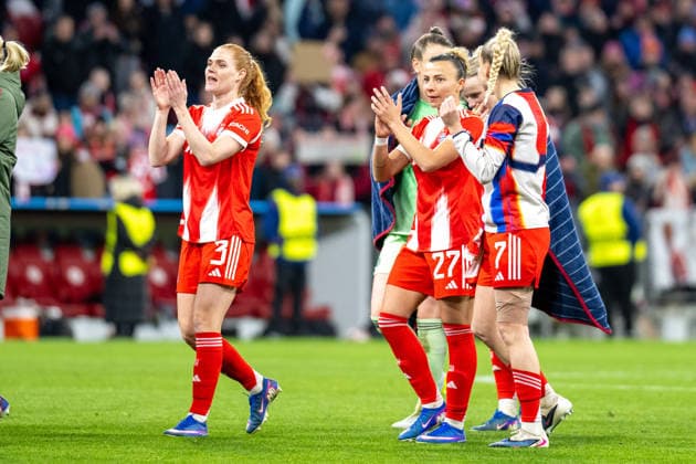 Siegesjubel nach dem 2:1, FC Bayern Frauen. Stine Ballisager Pedersen 3 (FC Bayern Muenchen), Arianna Caruso 27 (FC Bayern Muenchen), Giulia Gwinn 7 (FC Bayern Muenchen), FC Bayern Frauen - Manchester United, ManU Fussball, Champions League Viertelfinale Rueckspiel, 01.04.2026 DFB regulations prohibit any use of photographs as image sequences and or quasi-video Muenchen Bayern Deutschland