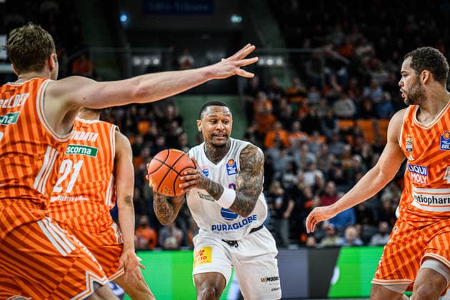 Neu Ulm, Deutschland, 01.04.26: Christian Sengfelder (ratiopharm ulm), Charles Callison (Syntainics MBC) und Malik Osborne (ratiopharm ulm) im Zweikampf waehrend des Basketball Bundesliga Spiels zwischen ratiopharm ulm vs Syntainics MBC in der ratiopharm Arena am 01. April 2026 in Neu Ulm, Deutschland. (Foto von Harry Langer DeFodi Images) ratiopharm Arena, Germany, 01.04.26: Christian Sengfelder (ratiopharm ulm), Charles Callison (Syntainics MBC) und Malik Osborne (ratiopharm ulm) battle for the ball during the Basketball Bundesliga match between ratiopharm ulm vs Syntainics MBC at Neu Ulm on April 1, 2026 in ratiopharm Arena, Germany. (Photo by Harry Langer DeFodi Images) (Photo by Harry Langer DeFodi Images) -