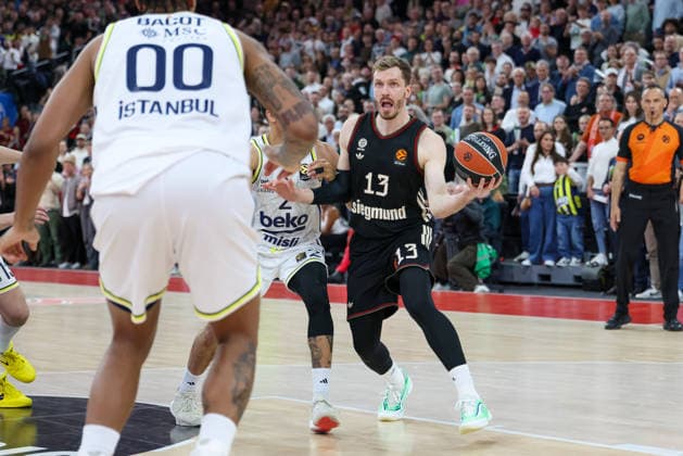 Andreas Obst (FC Bayern Basketball, 13) mit Wade Baldwin (Fenerbahce Beko Istanbul, 02) und Armando Bacot (Fenerbahce Beko Istanbul, 00), GER, FC Bayern Basketball vs. Fenerbahce Beko Istanbul, Basketball, Euroleague, 35. Spieltag, Saison 2025 2026, 01.04.2026, GER, FC Bayern Basketball vs. Fenerbahce Beko Istanbul, Basketball, Euroleague, 35. Spieltag, Saison 2025 2026, 01.04.2026 Muenchen Copyright: xEibner-Pressefoto JennixMaulx EP_JML
