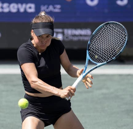 April 1, 2026: Jessica Pegula (USA) and Yulia Putintseva (KAZ) split the first two sets 6-4, 4-6 at the Credit One Charleston Open being played at Credit One Staduim in Charleston, South Carolina USA Ã‚ Tennisclix Charleston USA - ZUMAc04_ 20260401_zma_c04_059 Copyright: xLesliexBillmanx