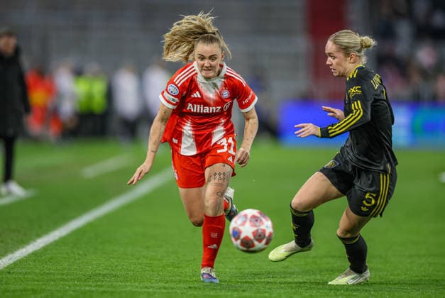 GER, München, Bayern München vs Manchester United, ManU Women s Champions League, Fussball, UEFA, Spielzeit 2025 2026, Allianz Arena, Viertelfinale, Rückspiel im Bild v.l.: Georgia Stanway (Bayern München 31), Hanna Lundkvist (Manchester United Frauen 5), Zweikampf DFB DFL REGULATIONS PROHIBIT ANY USE OF PHOTOGRAPHS AS IMAGE SEQUENCES AND OR QUASI-VIDEO, 01.04.2026 Copyright: HMBxMedia HendrikxHamelau