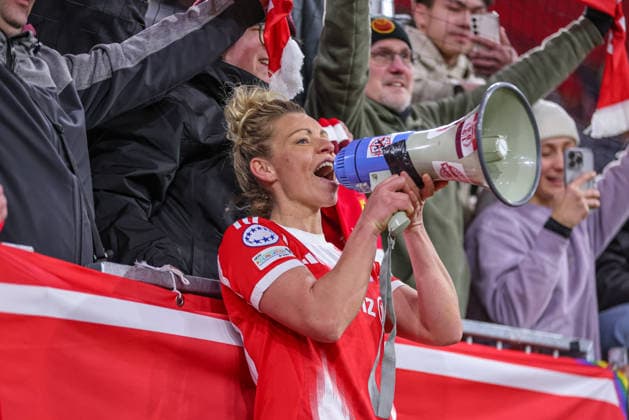 GER, München, Bayern München vs Manchester United, ManU Women s Champions League, Fussball, UEFA, Spielzeit 2025 2026, Allianz Arena, Viertelfinale, Rückspiel im Bild: Linda Dallmann (Bayern München 10) mit Megafon in der Fankurve, Freude, Emotionen nach dem Sieg von den FC Bayern München Frauen nach dem Erfolg 2:1 nach Toren gegen Manchester United DFB DFL REGULATIONS PROHIBIT ANY USE OF PHOTOGRAPHS AS IMAGE SEQUENCES AND OR QUASI-VIDEO, 01.04.2026 Copyright: HMBxMedia HendrikxHamelau