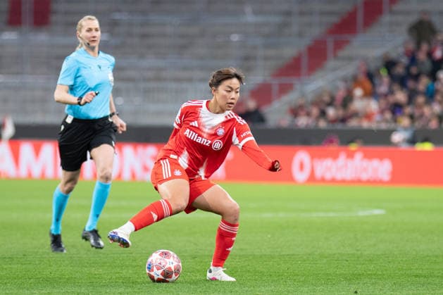 Momoko Tanikawa (18 Bayern) in Aktion beim UEFA Womens Champions League Spiel FC Bayern München Manchester United, ManU am 01.04.2026. München Allianz Arena Bayern Deutschland