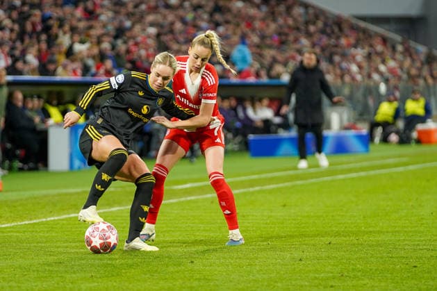 Hanna Lundkvist (5 Manchester) und Giulia Gwinn (7 FC Bayern) in Aktion beim UEFA Womens Champions League Spiel FC Bayern München Manchester United, ManU am 01.04.2026. München Allianz Arena Bayern Deutschland