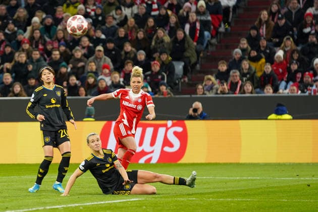 Julia Zigiotti Olme (18 Manchester) und Linda Dallmann (10 FC Bayern) in Aktion beim UEFA Womens Champions League Spiel FC Bayern München Manchester United, ManU am 01.04.2026. München Allianz Arena Bayern Deutschland