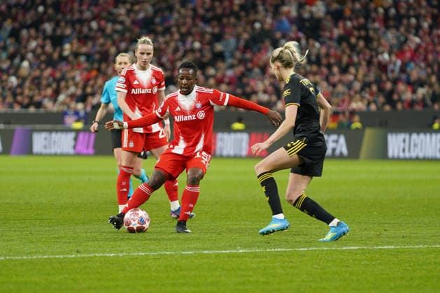 Bernadette Amani (15 Bayern) in Aktion beim UEFA Womens Champions League Spiel FC Bayern München Manchester United, ManU am 01.04.2026. München Allianz Arena Bayern Deutschland