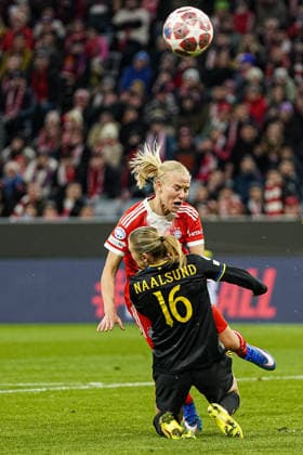 Pernille Harder (21 Bayern) und Lisa Naalsund (16 Manchester) in Aktion beim UEFA Womens Champions League Spiel FC Bayern München Manchester United, ManU am 01.04.2026. München Allianz Arena Bayern Deutschland