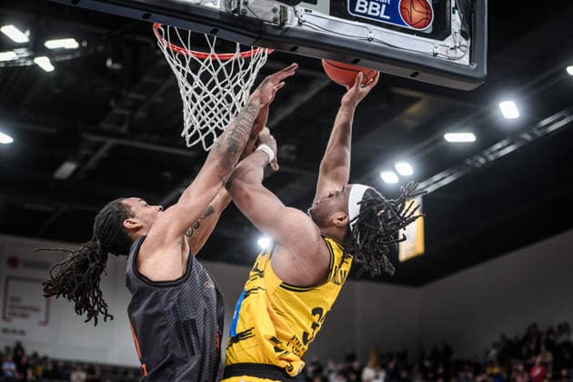Keeshawn Kellman (MHP RIESEN Ludwigsburg, 32) vs. Nike Sibande (Niners Chemnitz, 02) GER, MHP Riesen Ludwigsburg vs. Niners Chemnitz, Basketball Bundesliga, easycredit BBL, 27. Spieltag, Spielzeit 2025 2026, 01.04.2026 GER, MHP Riesen Ludwigsburg vs. Niners Chemnitz, Basketball Bundesliga, easycredit BBL, 27. Spieltag, Spielzeit 2025 2026, 01.04.2026 Ludwigsburg Copyright: xSandyxDinkelackerx EP_SDR